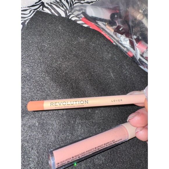 Makeup Revolution Lip Contour Kit Lover Gloss & Liner Set color lover - Picture 1 of 11